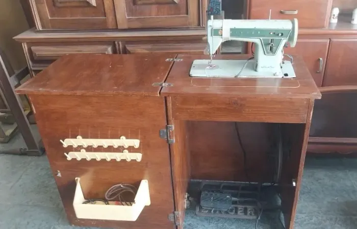 Máquina de costura antiga relíquia