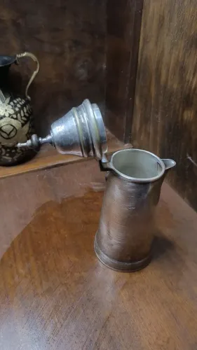 Antiga Caneca Tankard de Estanho/Peltre com Tampa e Puxador de Madeira