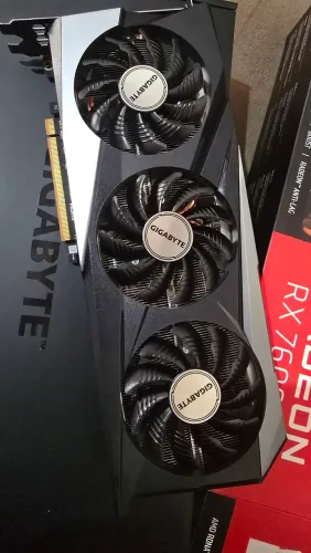 Vendo placa de vídeo AMD RADEON RX 7600/3 FANS/RGB/8GB/NA CAIXA