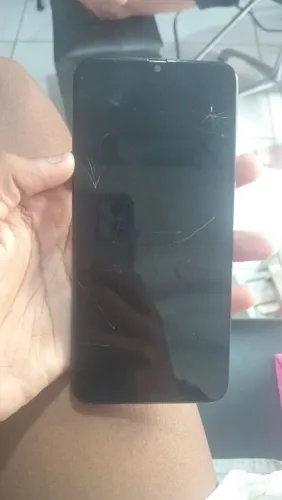 Vendo um celular Samsung a50 so que o display quebrado 