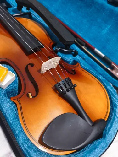 Violino Konig 4/4 (Estado de Novo) + Kit Completo de Acessórios ?