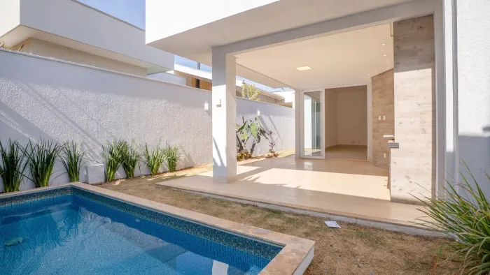 Casa térrea para locação no Portal do Sol Green | 4 suítes, piscina aquecida e pronta para