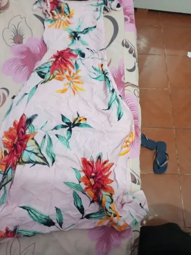 Vendo um vestido de adolescente