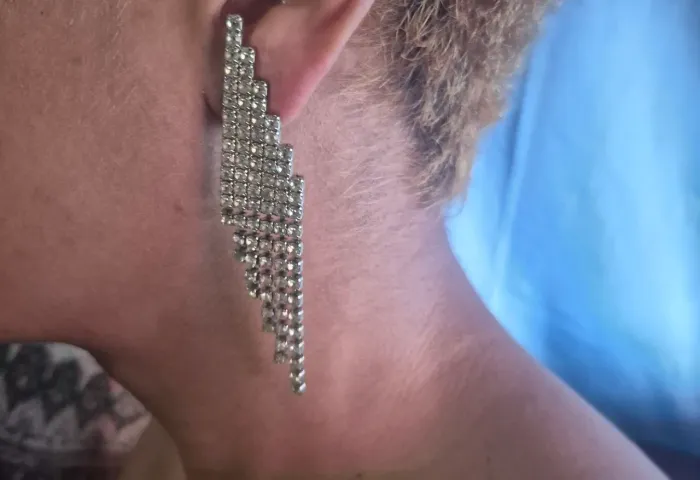 Brinco de Festa/ Pressão /banhado a prata e cascata de strass