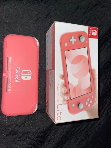 Nintendo Switch Lite desbloqueado, semi novo e muito bem conservado.