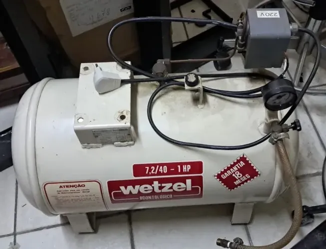 Vendo compressor de ar odontológico marca Wetzel, modelo de 1 HP, reservatório 40 litros