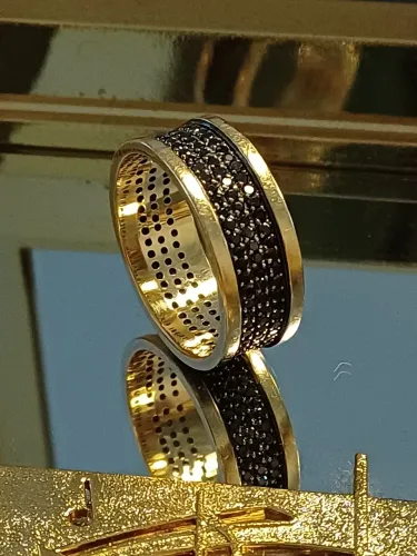 Aliança larga em ouro 18k com diamantes negros