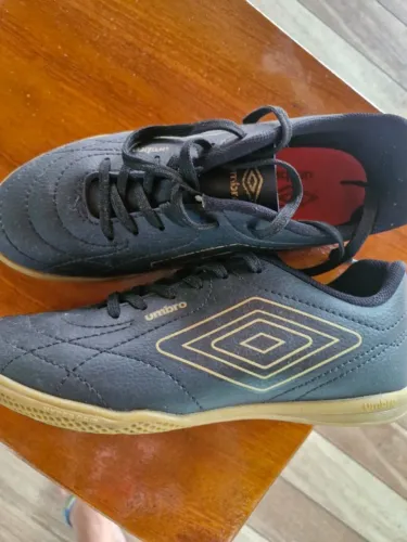 Chuteira Umbro 37
