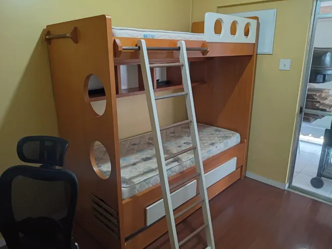 Beliche de madeira com 3 camas e 2 colchões | Design moderno