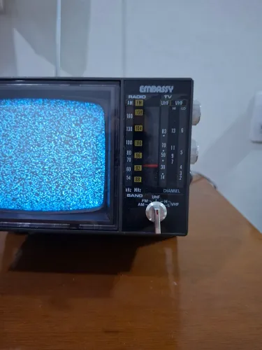 TV Portátil 5 7 Preto e Branco com Rádio AM/ FM Embassy TR-83 - Funcionando