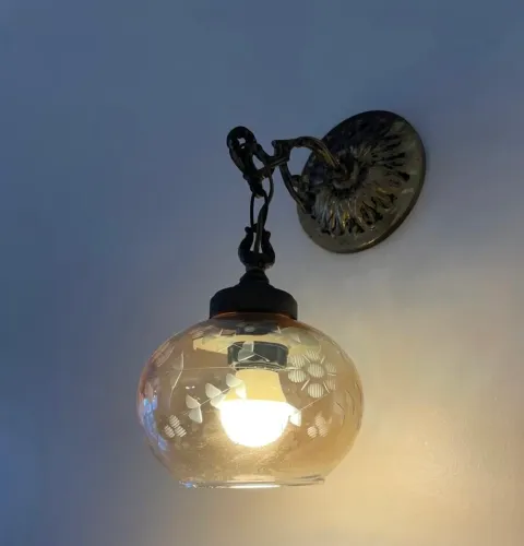 Arandela Antiga de Parede - Metal Trabalhado e Vidro Decorado