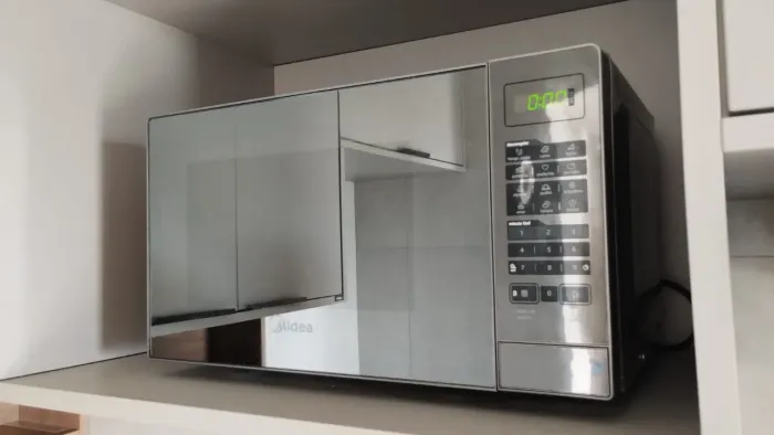 Microondas Midea 20 litros seminovo