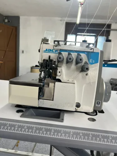 Máquina costura industrial overloque Jack E3