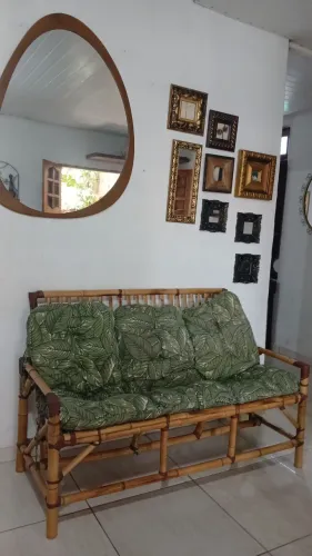 Um sofá de bambu de 3 lugares