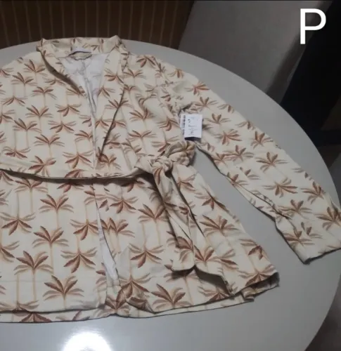 Kimono estampado, com fita para amarrar na cintura. 