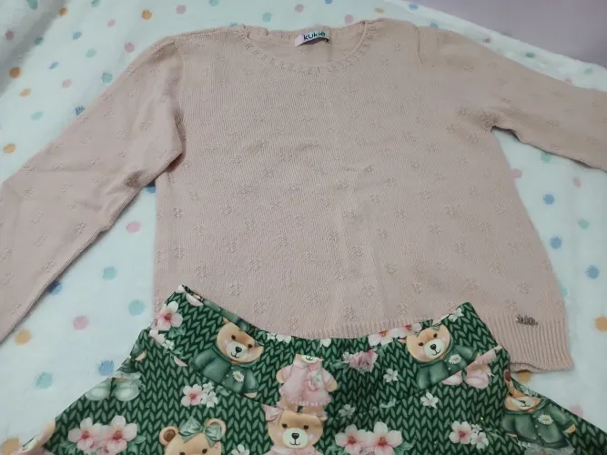 Conjunto Kukie - tamanho 10. Brusa tricô com saia