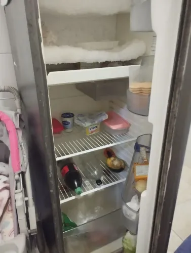 Vendo geladeira funcionando perfeitamente chama só quem tem interesse