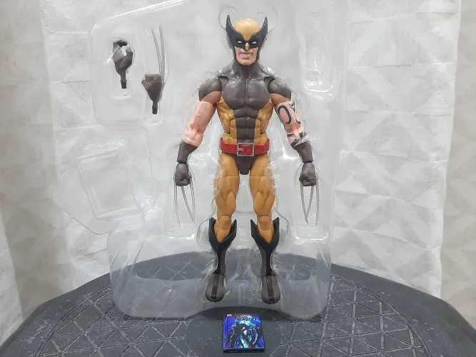 Figura de Ação Marvel Legends DAKEN (Wolverine) Vingadores Sombrios Mini Comics Incompleto