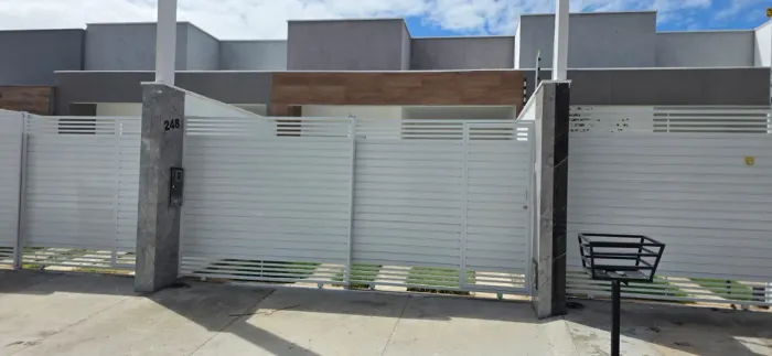 Vendo casa de 2/4 sendo uma suíte com closet no papagaio 