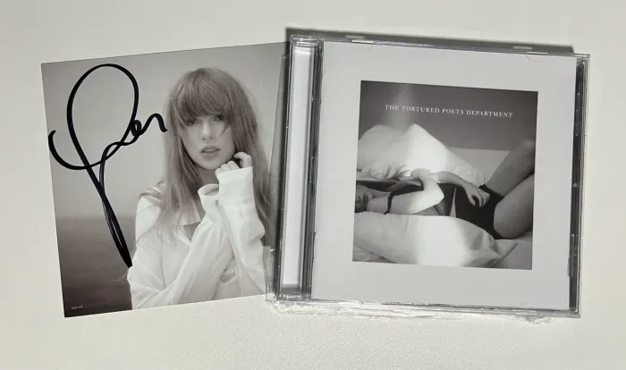 Taylor Swift The Tortured Poets Department CD Autografado