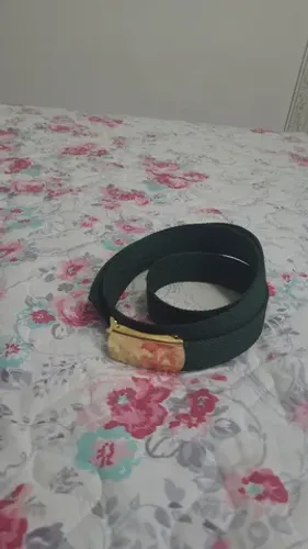Cinto verde oliva com fivela dourada (banhada a ouro) 