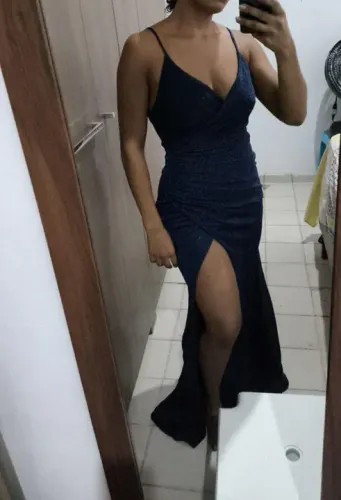 Vendo esse vestido tenho 1,64, 64kg vendo por 100 reais