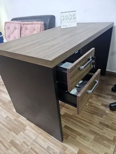 Mesa de Escritório com Gaveta