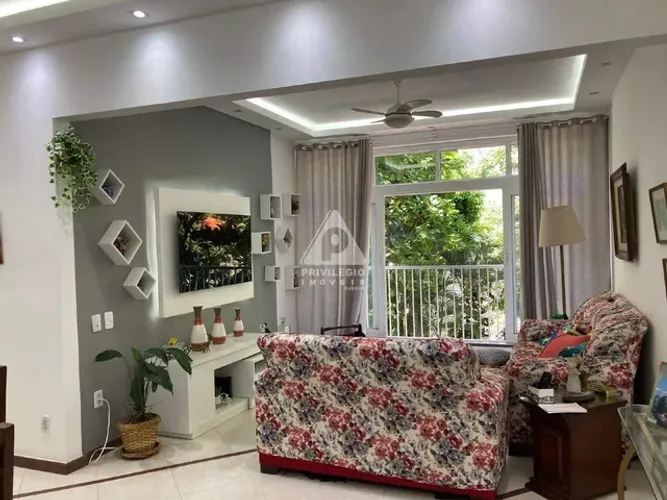 Apartamento de 3 quartos, sendo um suíte. Está todo reformado e fica em rua arborizada com