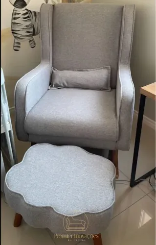 POLTRONA DE BALANÇO AMAMENTAÇÃO + PUFF NUVEM