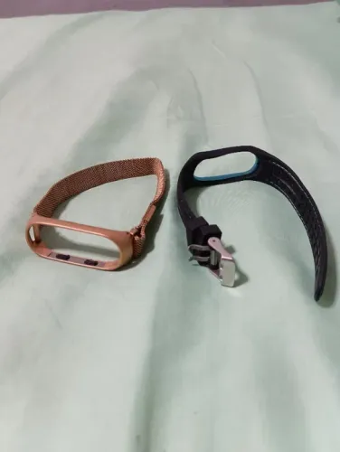Vendo duas  Pulseira miband 4 semi novo