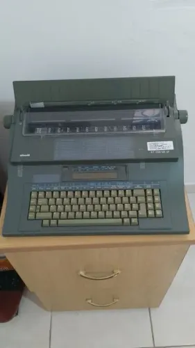 Máquina de Escrever Olivetti Lettera 32