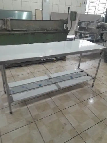 <br><br>Bancada Mesa de inox industrial com uma prateleira gradeada. Medidas: 1.80x60x90<br><br>