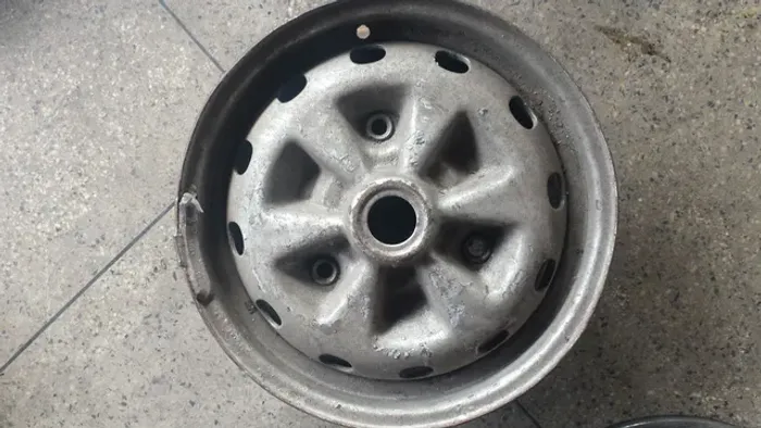 Roda de ferro aro 13 Ford Corcel II prata 3 furos 