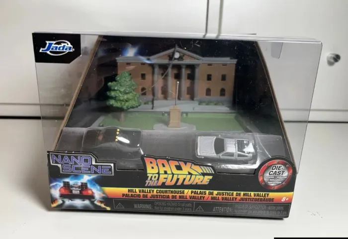 Jada Toys x De Volta para o Futuro | Nano Scene - Diorama do Tribunal de Hill Valley