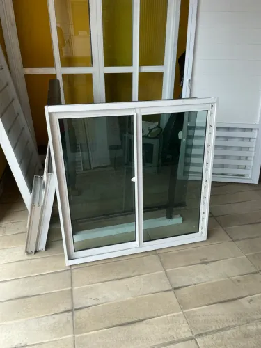 Janela 1000x1000 aluminio branco vidros verdes loja localizada na ur-5 ibura