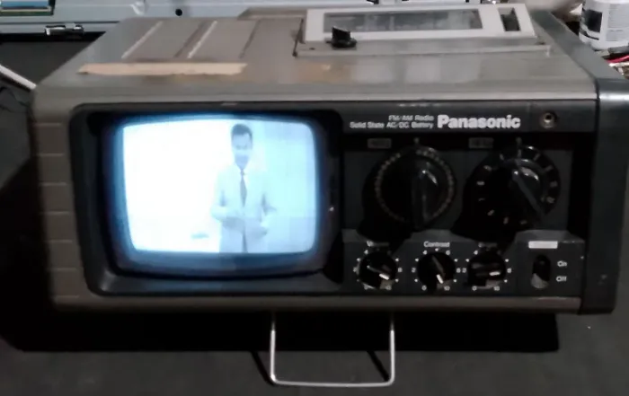 TV portátil Panasonic retrô