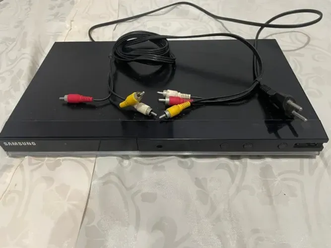 DVD Player Samsung C360KS Bivolt com Cabos - Ótimo Estado