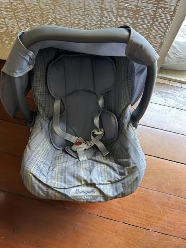 Bebê conforto Burigotto usado em casa