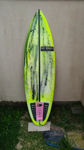 prancha de surf 5'7" com 28,5 Litros NO BRAND - em bom estado - muito rápida e boa remada