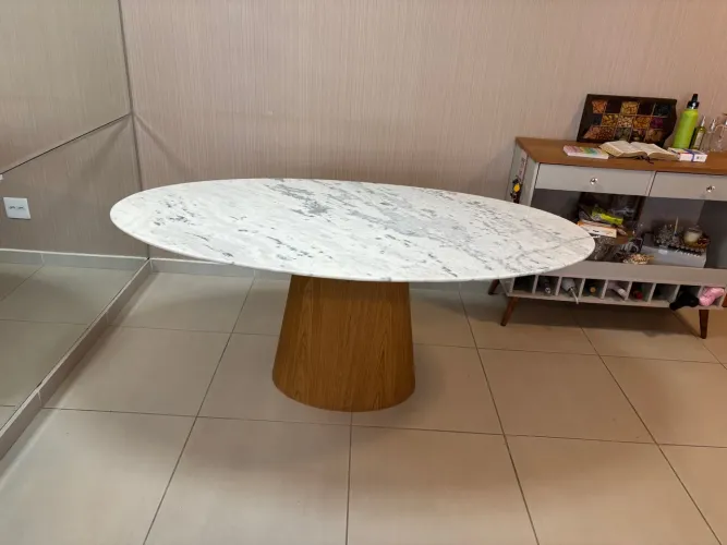 Mesa saarinen jantar oval 1,80X1,00 tampo mármore Espírito Santo 