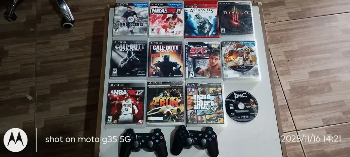 Jogos originais e controles de ps3 tudo funcionando perfeitamente
