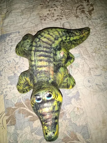 Crocodilo de cerâmica para decoração de jardim