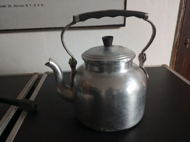 Chaleira Antiga de Alumínio