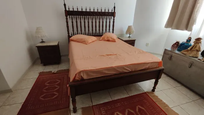 Conjunto Cama e mesa de cabeceira