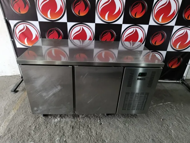 Balcão refrigerado 2 portas 220 volts todo no aço inox por dentro e por fora marca MACOM