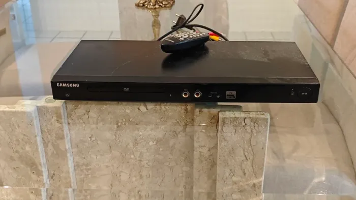 DVD Player Samsung DVD-P390K com Controle e Cabos - Ótimo Estado!