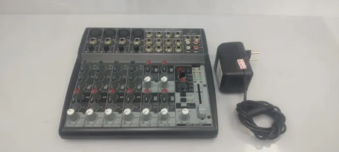 MESA BEHRINGER xenyx 1202 fx semi nova em otimo funcionamento .