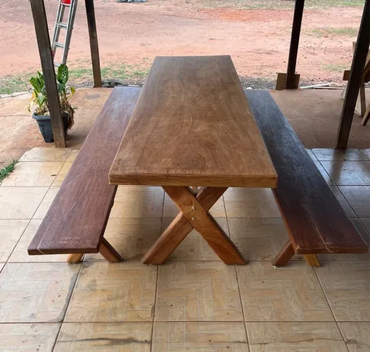 Mesa de madeira maciça rústica com bancos