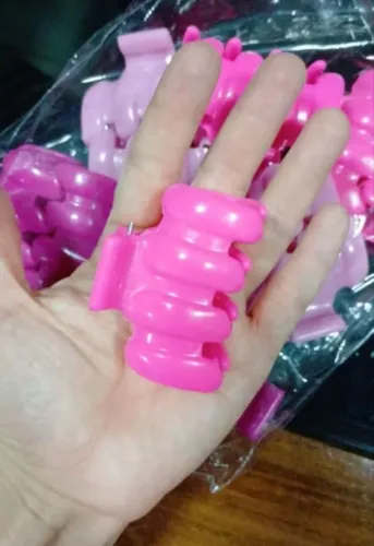 Prendedor de cabelo rosa tipo "piranha " 4 dentes