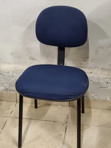 Cadeira Simples Fixa Azul Escuro Confortável por 69,00. Peça Única